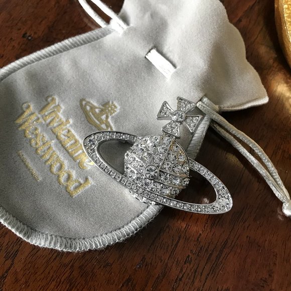 NEW VIVIENNE WESTWOOD Silver Bas Relief ORB BROOCH - Picture 6 of 8